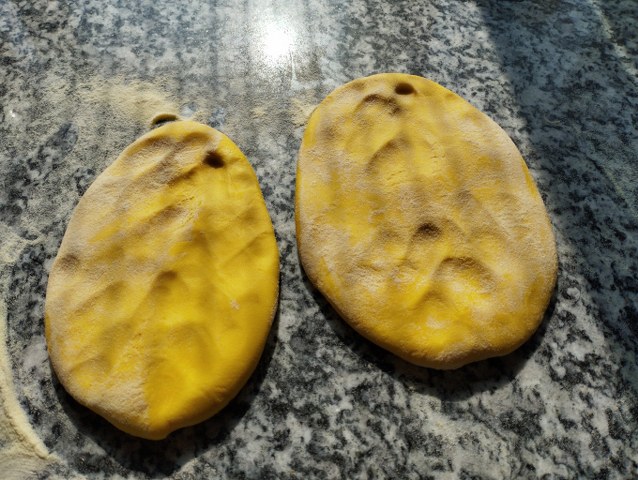 Casoncellli colorati allo zafferano ripieni di robiola nocciole e salvia con funghi misti