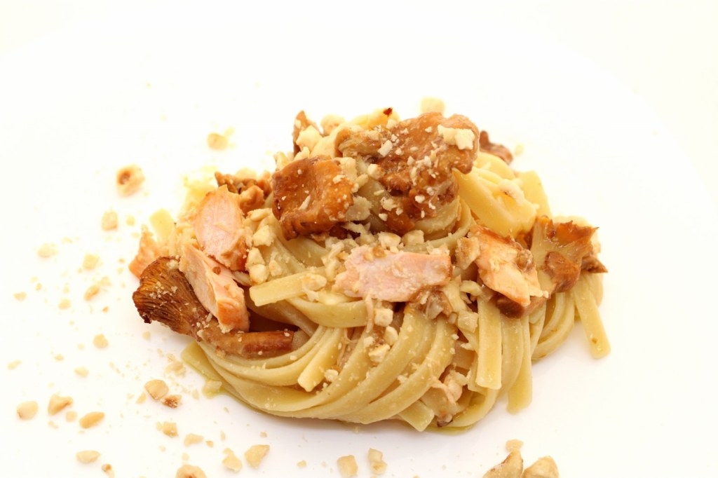 Fettuccine con finferli salmone e nocciole