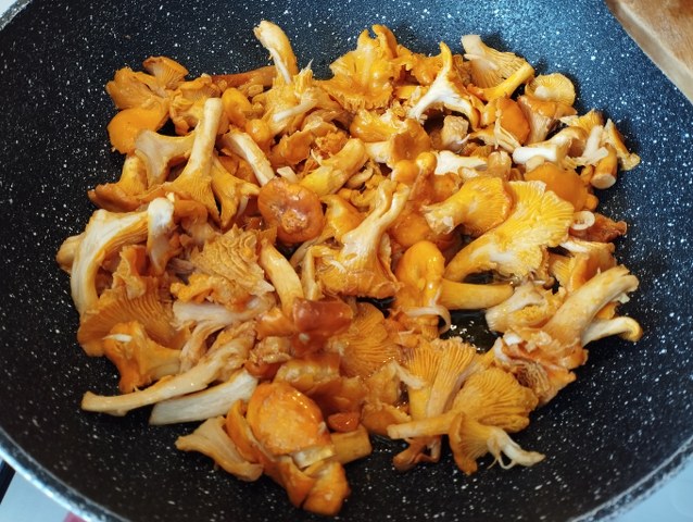 Fettuccine con finferli salmone e nocciole