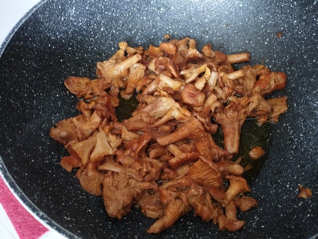 Fettuccine con finferli salmone e nocciole