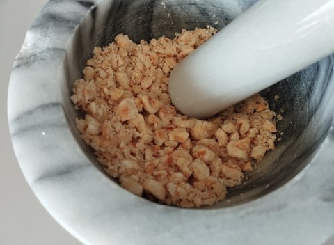 Fettuccine con finferli salmone e nocciole