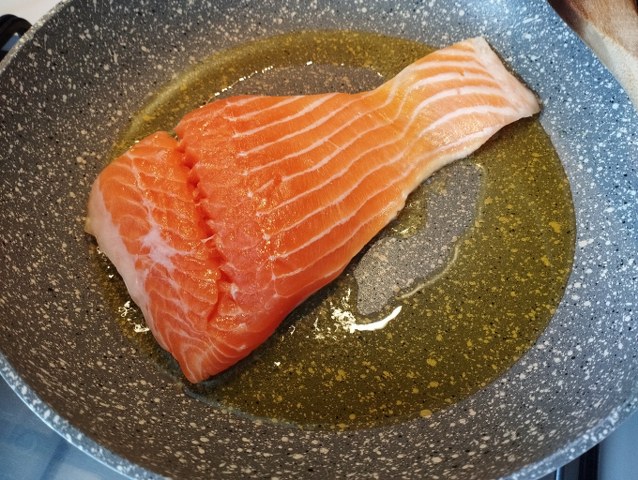 Fettuccine con finferli salmone e nocciole