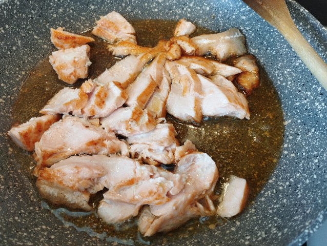 Fettuccine con finferli salmone e nocciole