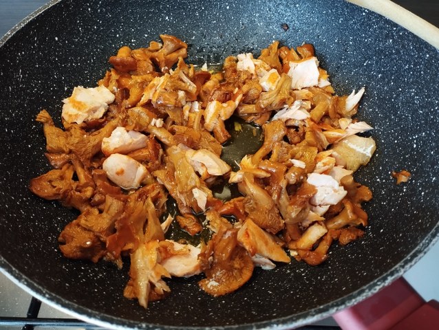 Fettuccine con finferli salmone e nocciole