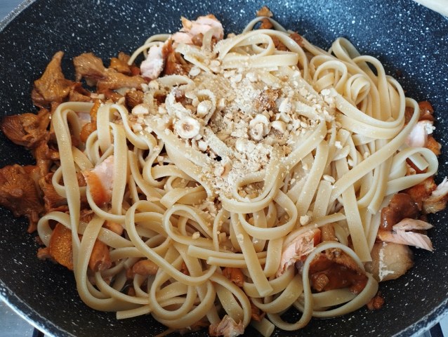 Fettuccine con finferli salmone e nocciole