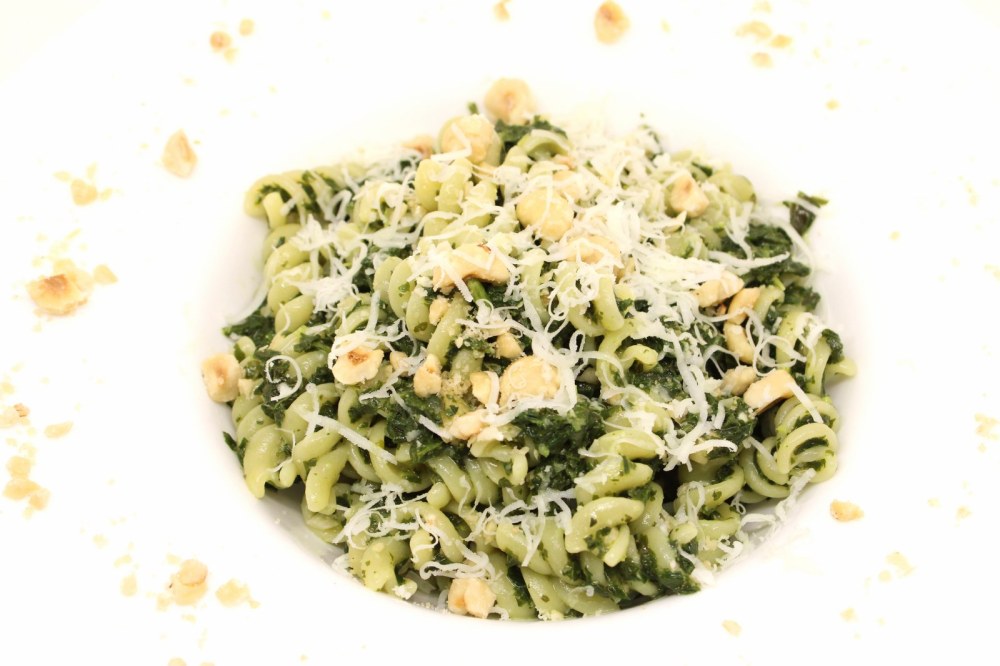 Fusilli con pesto di cime di rapa nocciole e provolone di bufala
