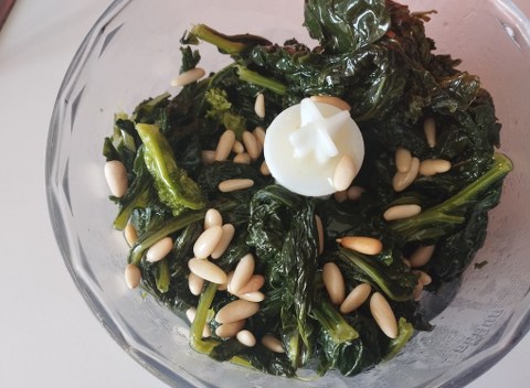 Fusilli con pesto di cime di rapa nocciole e provolone di bufala