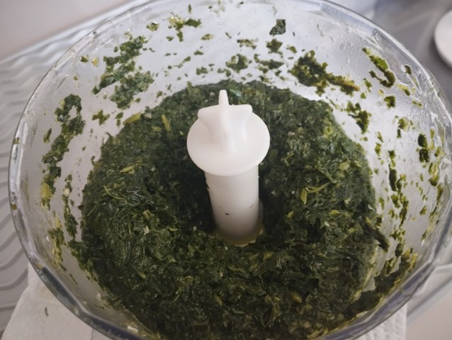 Fusilli con pesto di cime di rapa nocciole e provolone di bufala