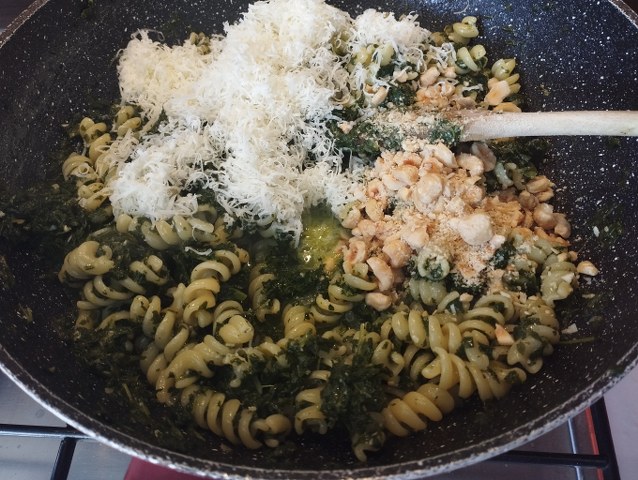 Fusilli con pesto di cime di rapa nocciole e provolone di bufala