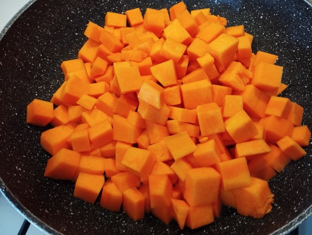 Linguine con crema di zucca e scampi