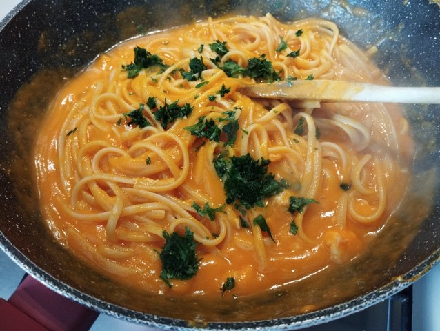 Linguine con crema di zucca e scampi