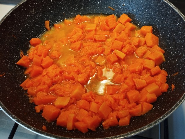 Linguine con crema di zucca e scampi