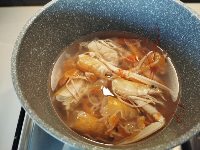 Linguine con crema di zucca e scampi