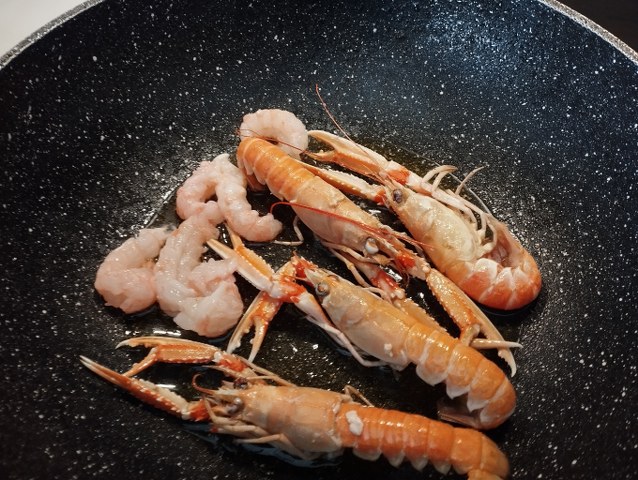 Linguine con crema di zucca e scampi