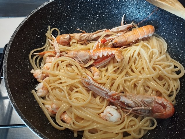 Linguine con crema di zucca e scampi