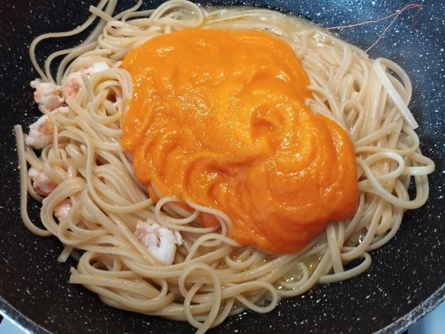Linguine con crema di zucca e scampi