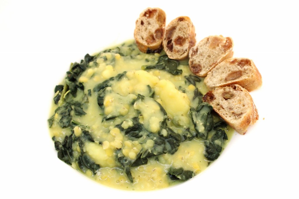 Zuppa di cavolo nero lenticchie gialle e patate con pane all'uvetta