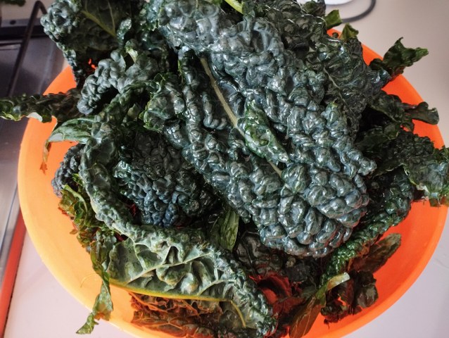 Zuppa di cavolo nero lenticchie gialle e patate con pane all'uvetta