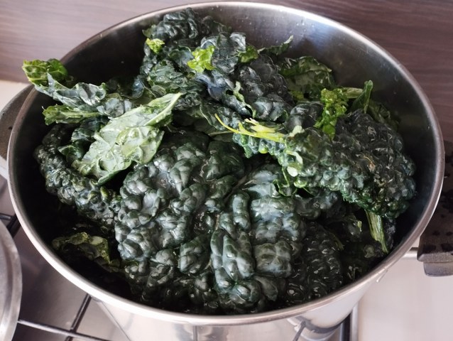 Zuppa di cavolo nero lenticchie gialle e patate con pane all'uvetta