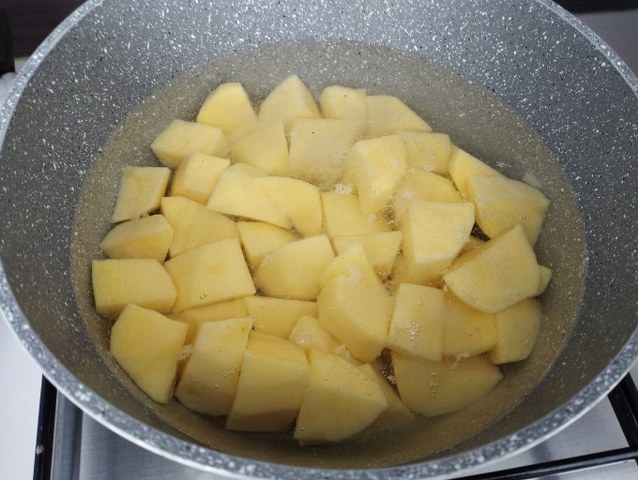Zuppa di cavolo nero lenticchie gialle e patate con pane all'uvetta