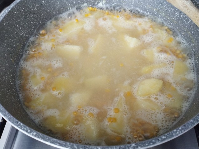 Zuppa di cavolo nero lenticchie gialle e patate con pane all'uvetta
