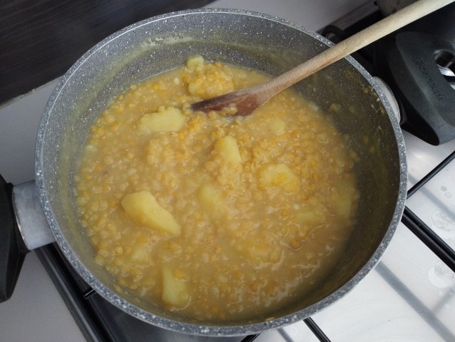Zuppa di cavolo nero lenticchie gialle e patate con pane all'uvetta