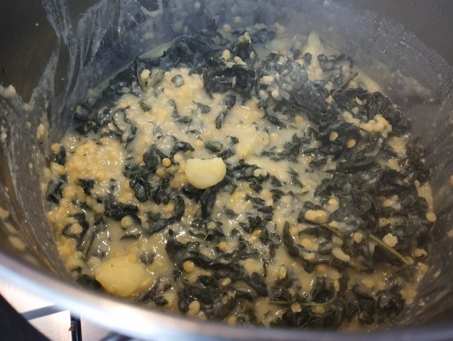 Zuppa di cavolo nero lenticchie gialle e patate con pane all'uvetta