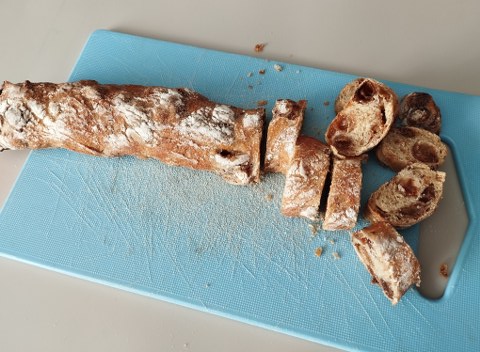 Zuppa di cavolo nero lenticchie gialle e patate con pane all'uvetta