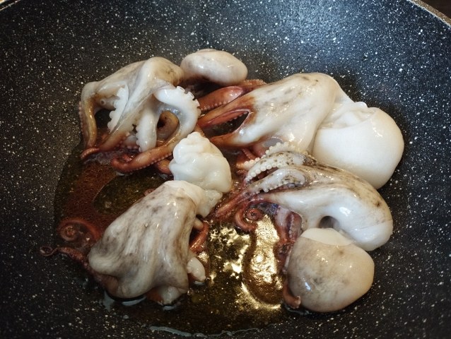 Moscardini alla luciana con polenta