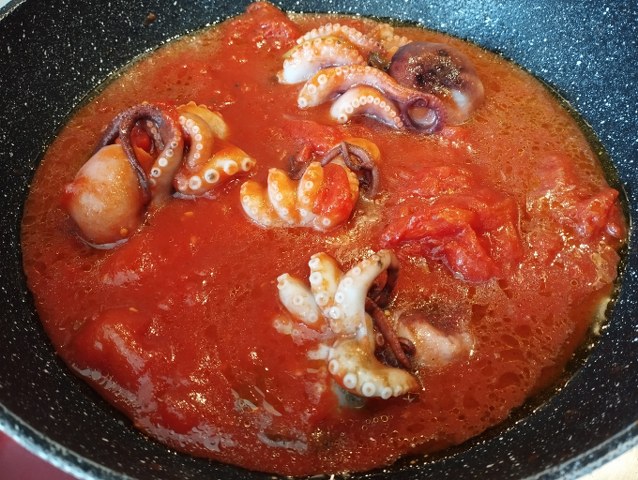 Moscardini alla luciana con polenta