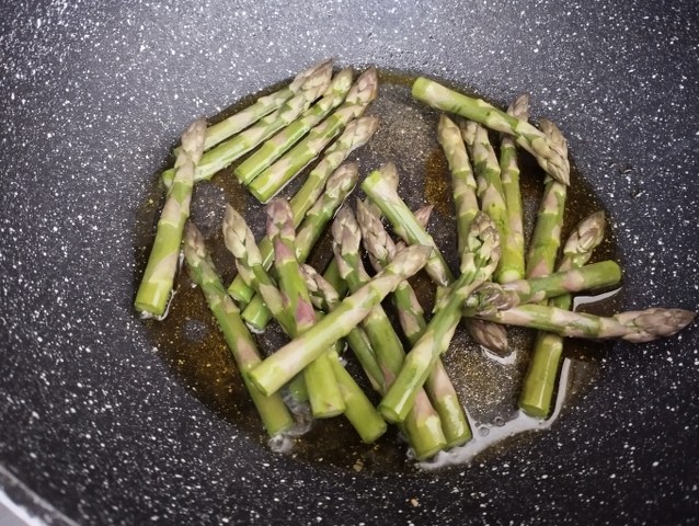 Fregola con asparagi e mazzancolle