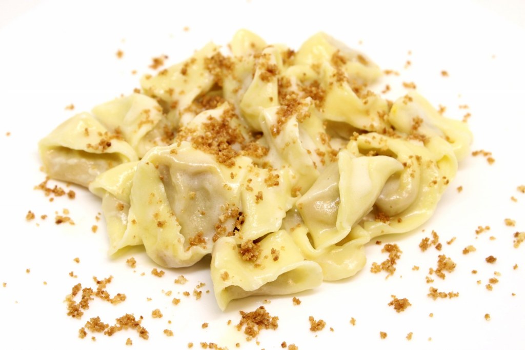Tortelli zucca e amaretti con crema di caprino