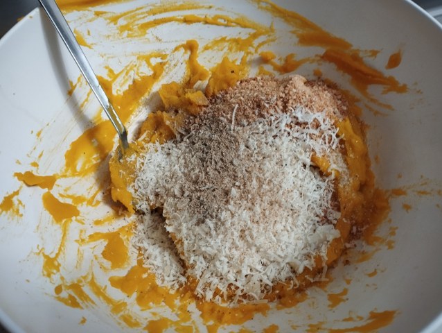 Tortelli zucca e amaretti con crema di caprino