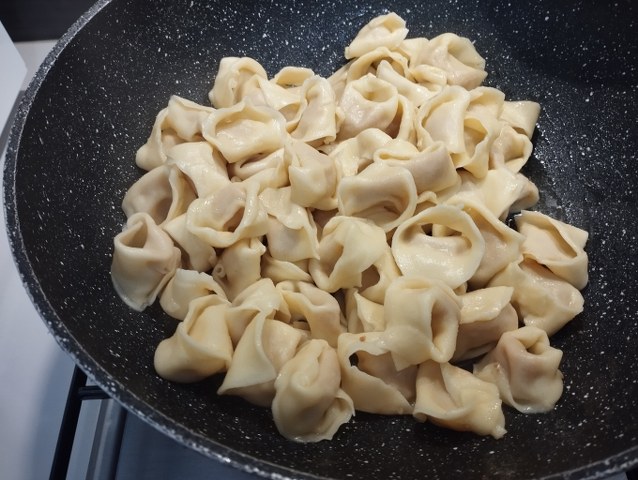 Tortelli zucca e amaretti con crema di caprino