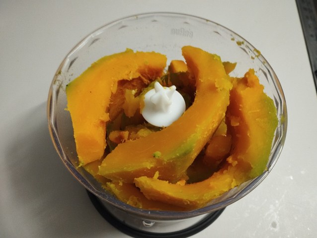 Tortelli zucca e amaretti con crema di caprino